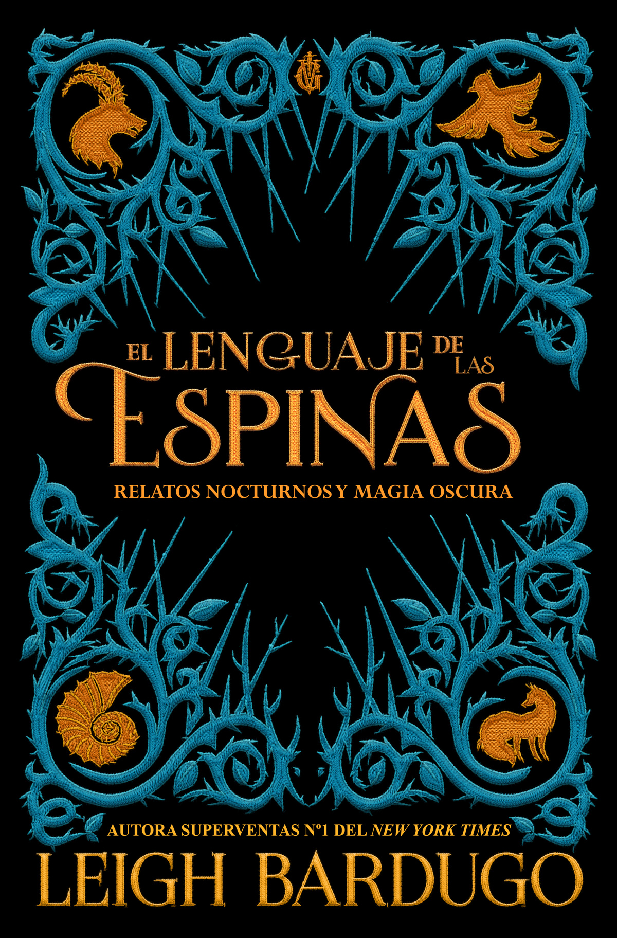 Portada del libro El lenguaje de las espinas. Fondo negro enmarcado con una red de ramas espinosas azules. En cada esquina hay un símbolo dorado: arriba a la izquierda, un animal con cuernos; a la derecha, un ave fénix; abajo a la izquierda una caracola, y a la derecha, un zorro.