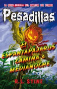 Portada de: El espantapájaros camina a medianoche